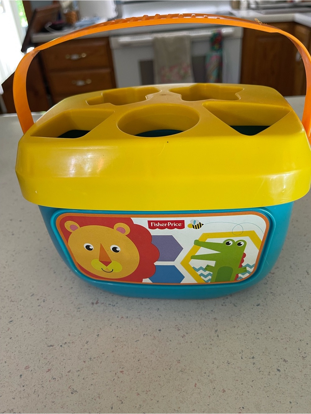 Fisher-Price Colorful Shape Sorting Bucket with handle and 10 different shapes! - Picture 3 of 5